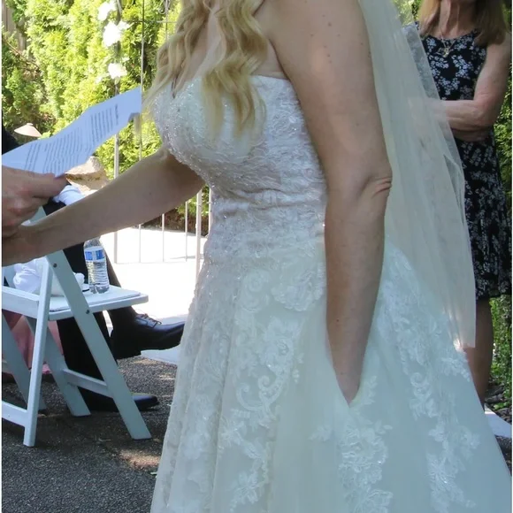 Wedding dress sheer lace and tulle ball gown - Ivory - Size 8 - Has pockets - Picture 7 of 7